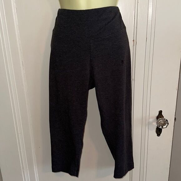 Marika dark gray cotton/polyester/spandex Capri exercise leggings - Picture 1 of 6